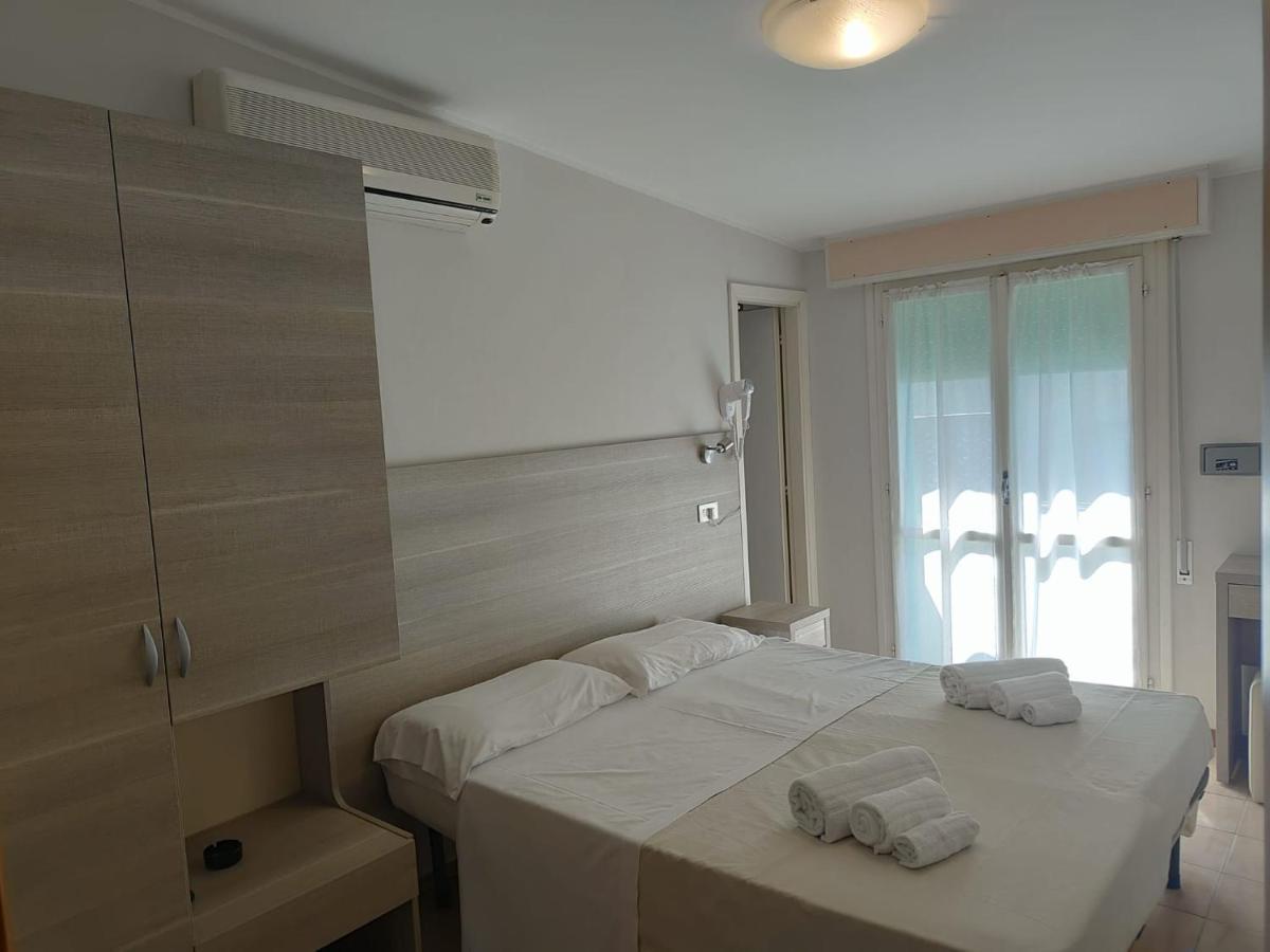 Hotel Gioiella Rimini Bagian luar foto